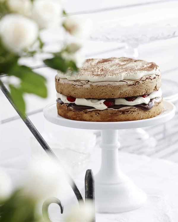 Come si realizza una torta di mele e cannella con crumble croccante?