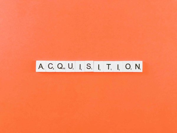 Quali sono i passi dettagliati per acquistare una villa del XVIII secolo e convertirla in un boutique hotel?